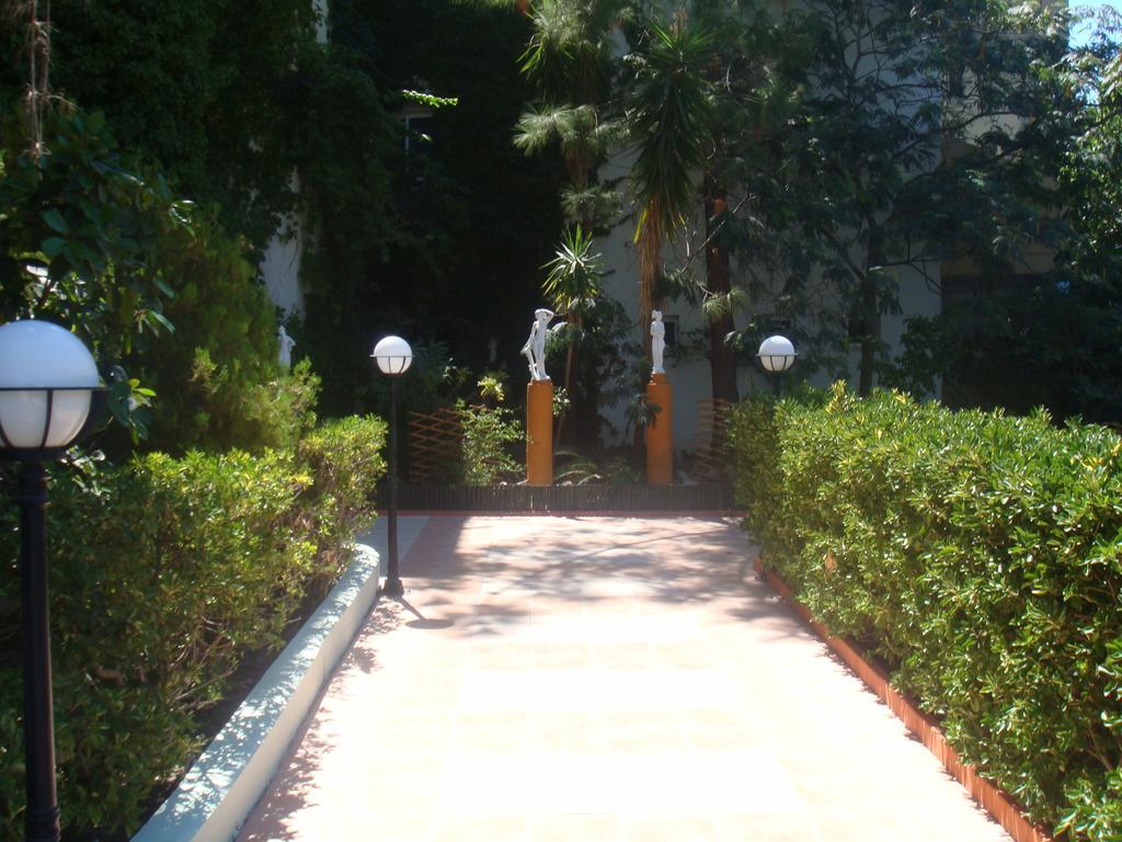 Achousa Aparthotel 3*